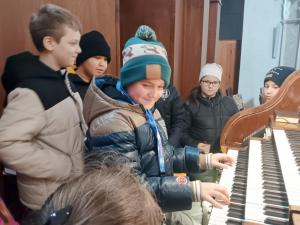 Předvánoční atmosféra v kostele: zdobení stromečků a varhanní koncert 1